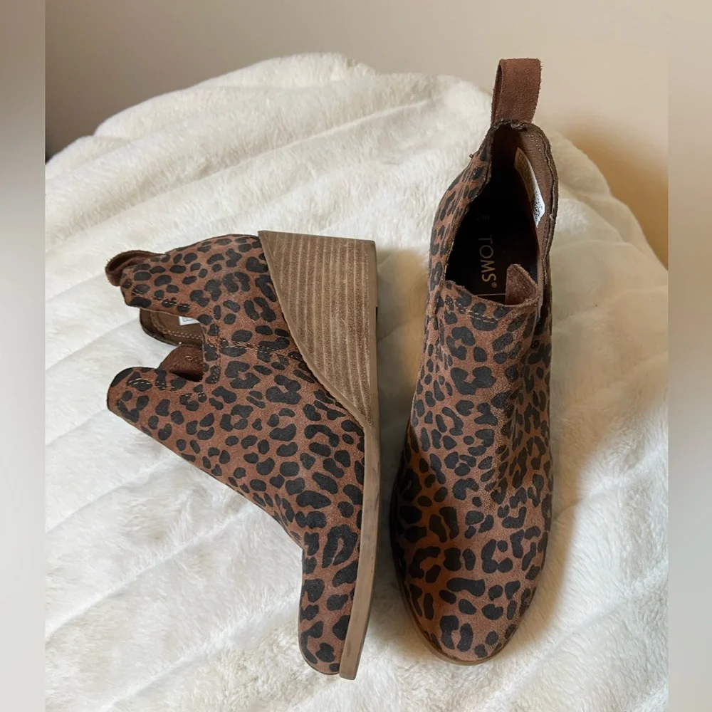 Toms Women’s 7 Kelsey Pull On Wedge Bootie Brown Black Leopard Print Work Fall